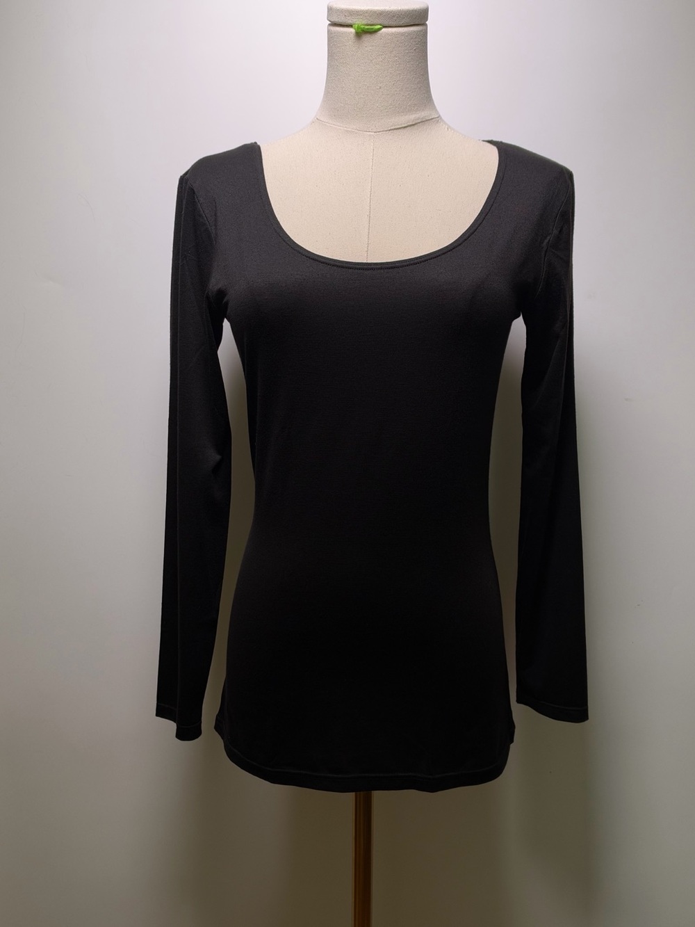 Uniqlo Heat Tech Black Scoop Neck Long-Sleeve Tee Size M
